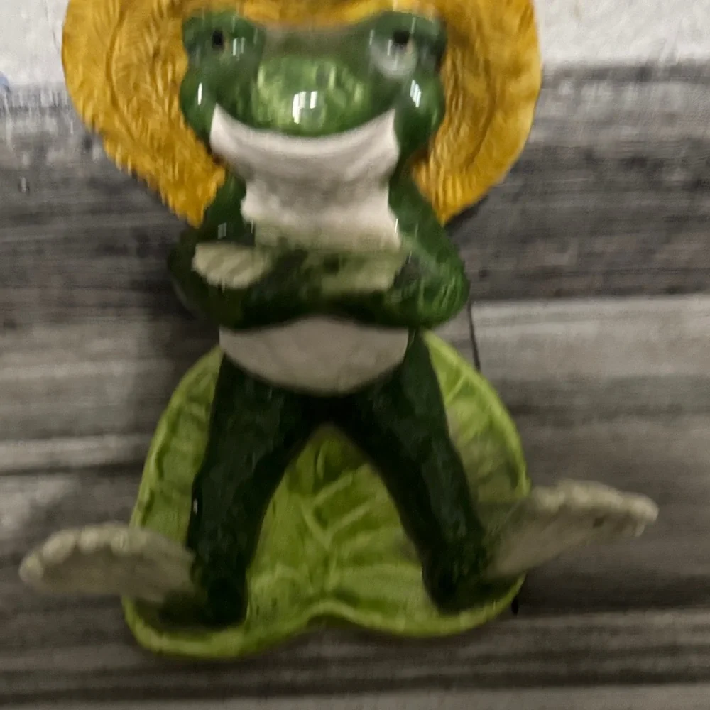 Green Frog Figurine with Straw Hat for Reptile Habitats